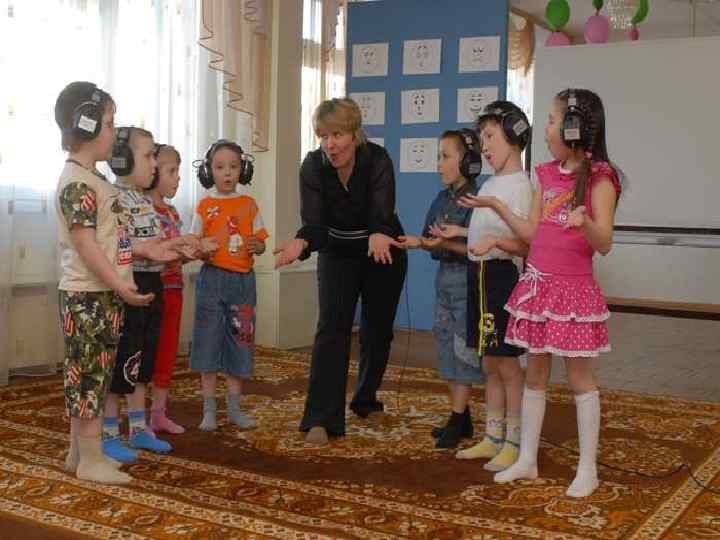 Детский сад для слабослышащих. Музыкальное занятие с глухими детьми. Музыкальное занятие для глухих. Музыкальные игры для глухих детей в детском саду. Музыкальные занятия у глухих детей.