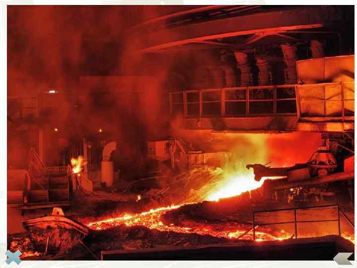 В доменную печь загружают кокс и железную руду. При высокой температуре происходит выплавка чугуна.