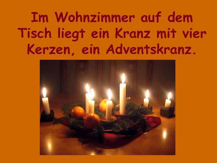 Im Wohnzimmer auf dem Tisch liegt ein Kranz mit vier Kerzen, ein Adventskranz. 