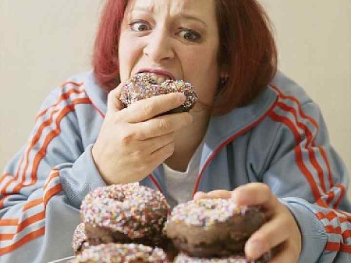 Перехитри диабет хлеб. Человек ест много сладкого. Последствия переедания сладкого. Женщина ест много сладкого. Люди которые едят много сладкого.