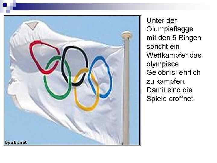 Unter der Olumpiaflagge mit den 5 Ringen spricht ein Wettkampfer das olympisce Gelobnis: ehrlich