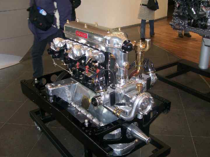 Так я попал в мою давнюю мечту… А это всего лишь автосалон в городе