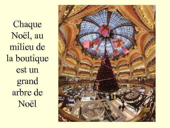 Chaque Noël, au milieu de la boutique est un grand arbre de Noël 