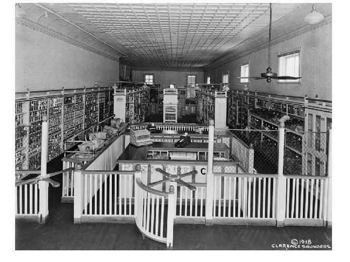 В 1916 г. Кларенс Сондерс (США) запатентовал «магазин самообслуживания» , имеющий все типичные черты