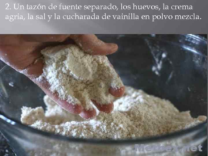 2. Un tazón de fuente separado, los huevos, la crema agria, la sal y