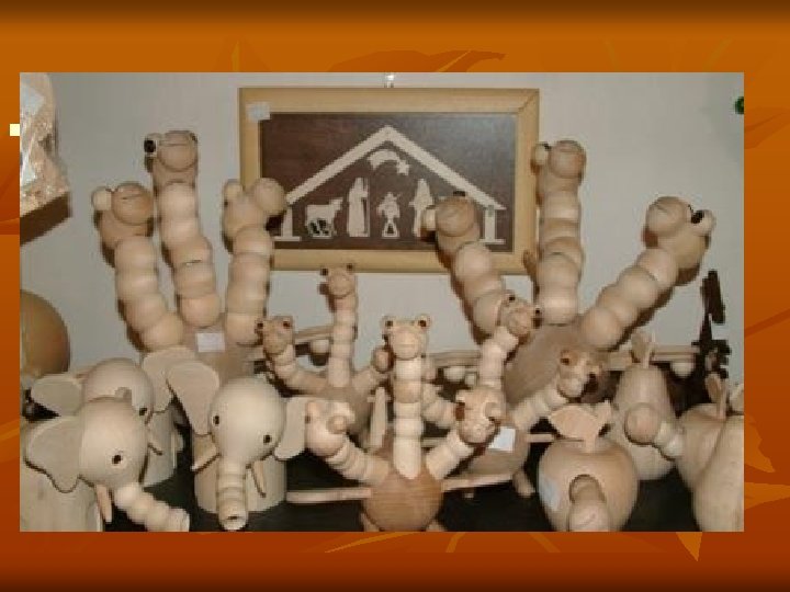 n Создание декоративных изделий из древесины - одно из древнейших ремёсел, освоенных человеком. Трудно