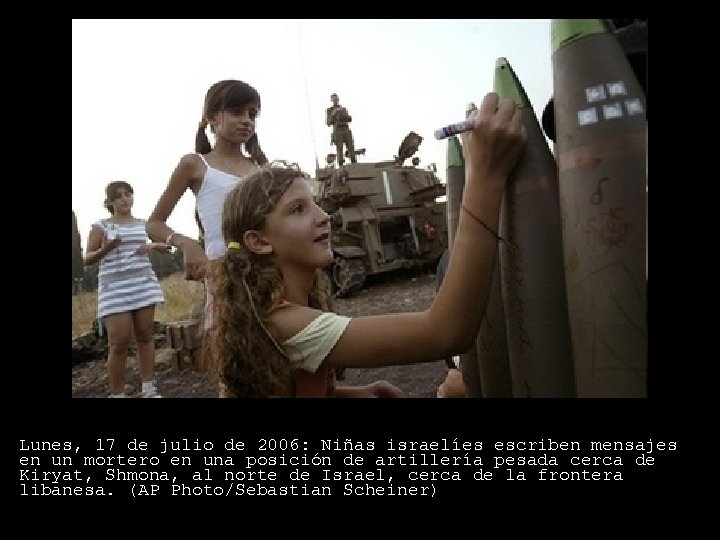 Lunes, 17 de julio de 2006: Niñas israelíes escriben mensajes en un mortero en
