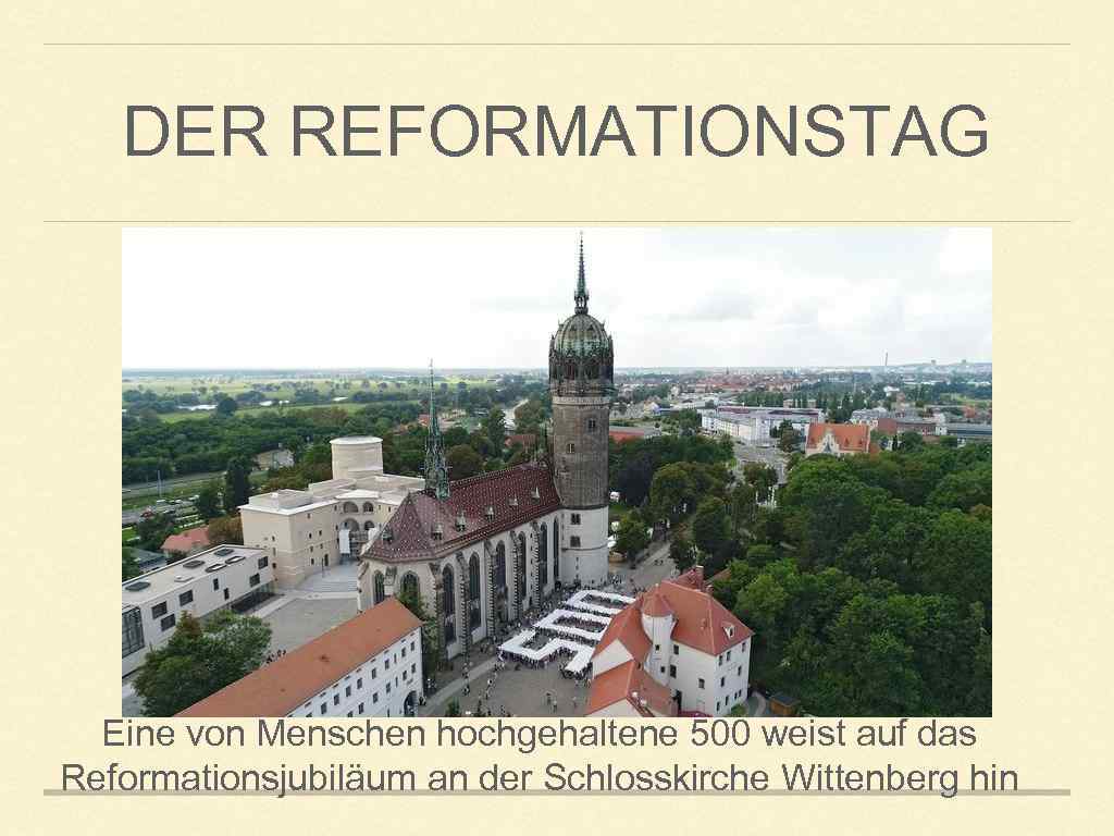 DER REFORMATIONSTAG Eine von Menschen hochgehaltene 500 weist auf das Reformationsjubiläum an der Schlosskirche