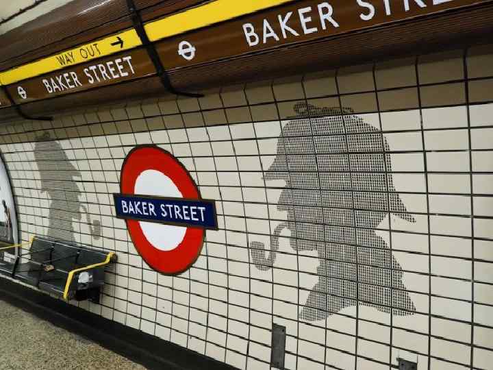  Всё начинается уже со станции метро Бейкер-стрит. Здесь нас встречает знакомый силуэт с