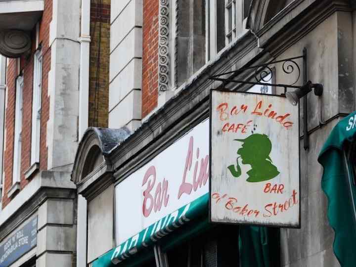 Выходим на знаменитую — оживлённую улицу длиной в два с половиной километра, расположенную в