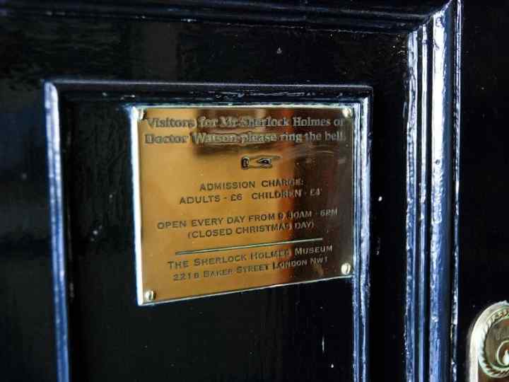  Из романов Конан Дойля известно, что Холмс и Ватсон жили на Бейкер-стрит с