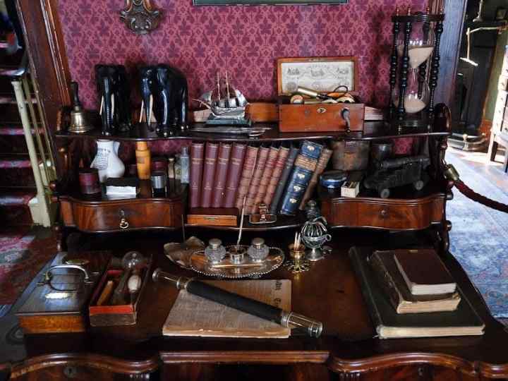  Как мы уже говорили, в доме-музее четыре этажа. На первом этаже находится сувенирный