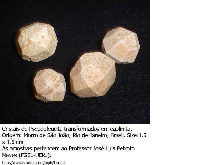 Cristais de Pseudoleucita transformados em caolinita. Origem: Morro de São João, Rio de Janeiro,