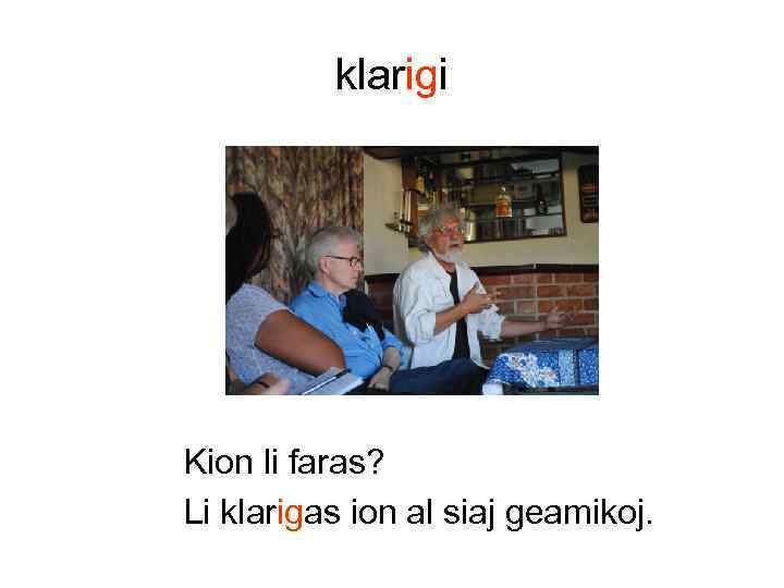 klarigi Kion li faras? Li klarigas ion al siaj geamikoj. 