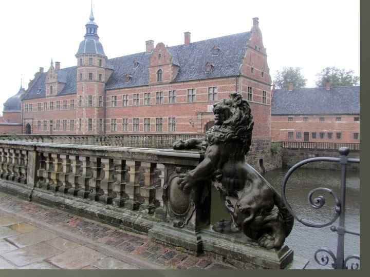 Известны замки Фредериксборг около города Хиллерёд и Кронборг в Хельсингёре (Эльсинор), куда Шекспир поместил