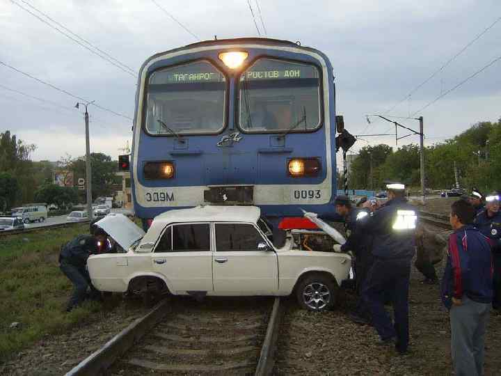 Несмотря на закрытый шлагбаум, железнодорожный переезд переехал гражданин Н. Согласно Ко. АП РФ он