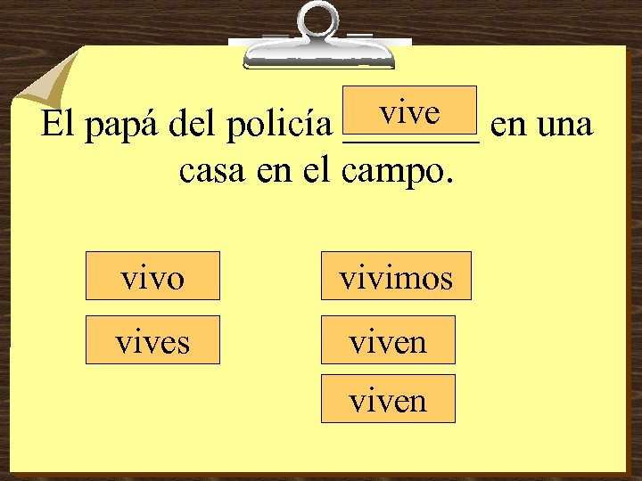 vive El papá del policía _______ en una casa en el campo. vivo vivimos
