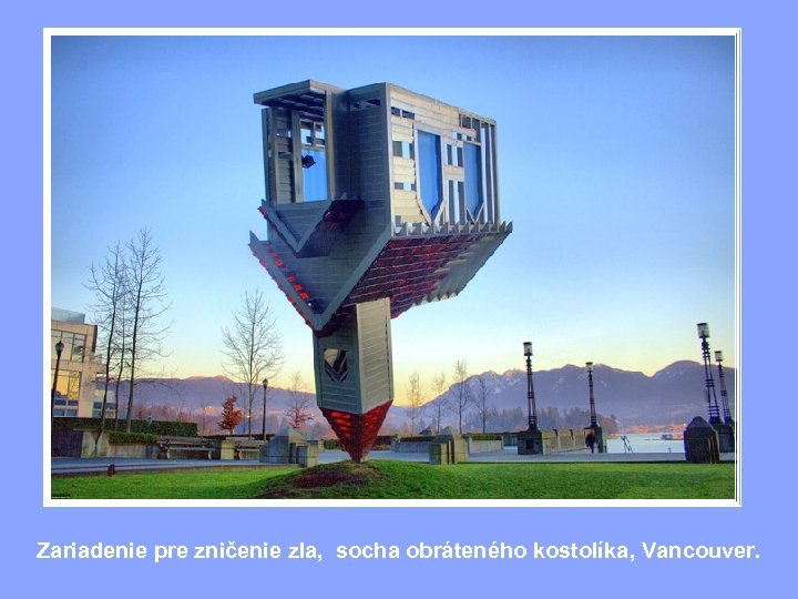 Zariadenie pre zničenie zla, socha obráteného kostolíka, Vancouver. 