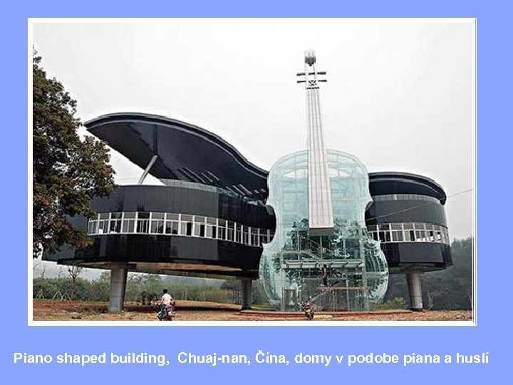 Piano shaped building, Chuaj-nan, Čína, domy v podobe piana a huslí 