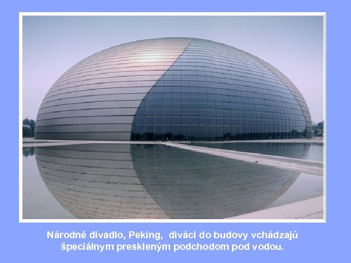 Národné divadlo, Peking, diváci do budovy vchádzajú špeciálnym preskleným podchodom pod vodou. 