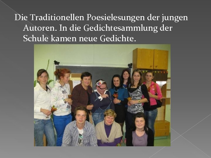 Die Traditionellen Poesielesungen der jungen Autoren. In die Gedichtesammlung der Schule kamen neue Gedichte.