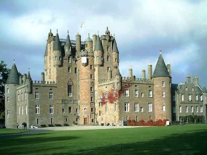 Замок Глэмис находится в 12 км Glamis castle is located 12 km North of