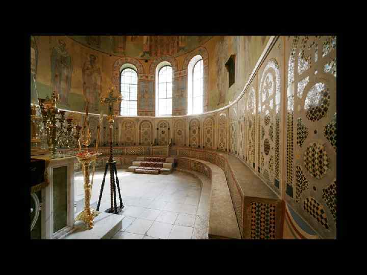 Алтарь с мозаичным синтроном. 