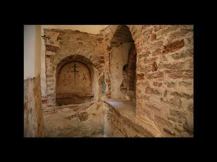 Уцелевшие фрески в нишах Жертвенника 