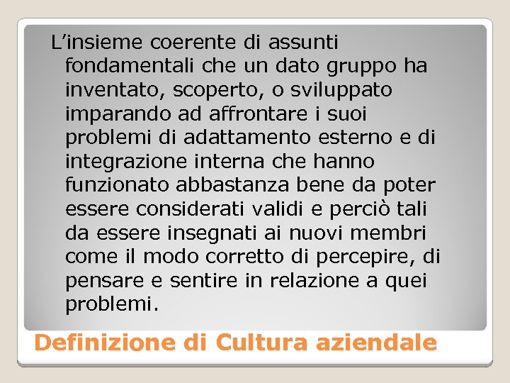 L’insieme coerente di assunti fondamentali che un dato gruppo ha inventato, scoperto, o sviluppato