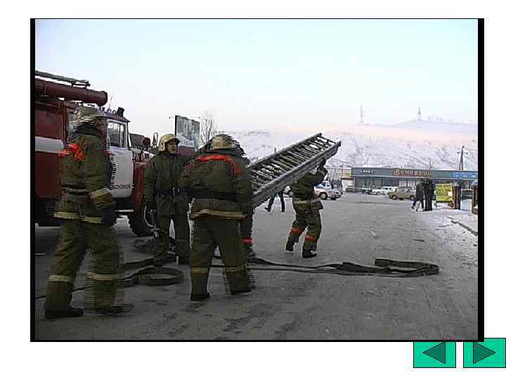 Однако вода характеризуется и отрицательными свойствами: электропроводна, имеет большую плотность (не применяется для тушения