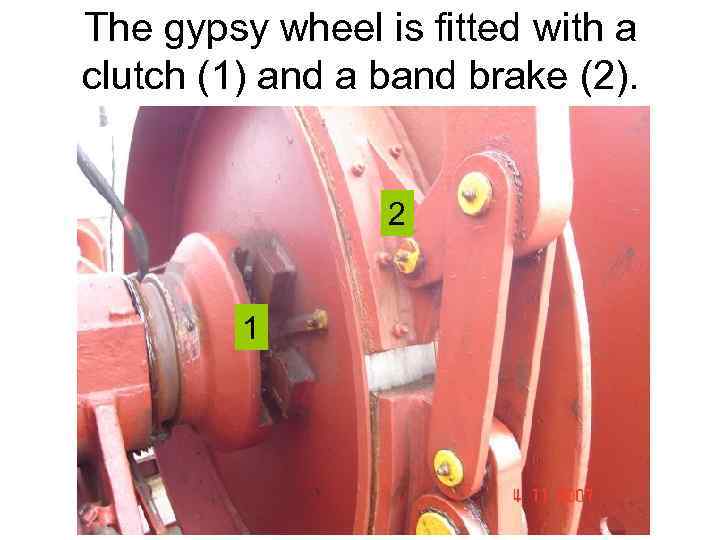 The gypsy wheel is fitted with a clutch (1) and a band brake (2).