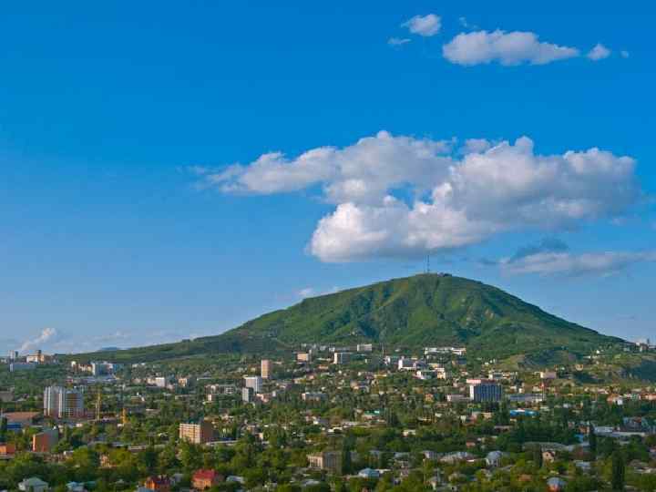 В 1927 году семья переехала в Ставропольский край, в Пятигорск. В этом городе С.