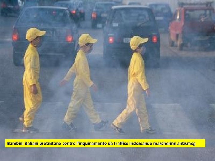 Bambini italiani protestano contro l’inquinamento da traffico indossando mascherine antismog 