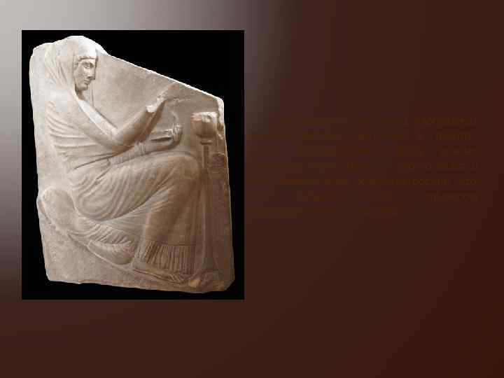  В правой части алтаря изображена женская фигура, закутанная в гиматий, перед жертвенником. Есть