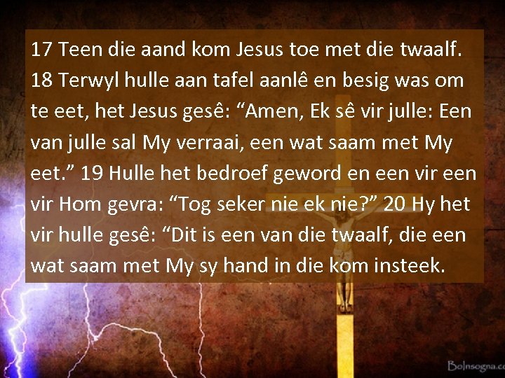 17 Teen die aand kom Jesus toe met die twaalf. 18 Terwyl hulle aan
