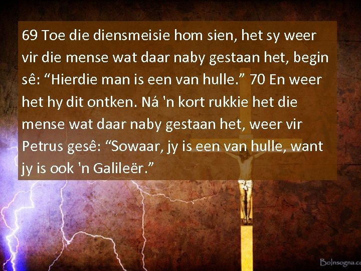 69 Toe diensmeisie hom sien, het sy weer vir die mense wat daar naby