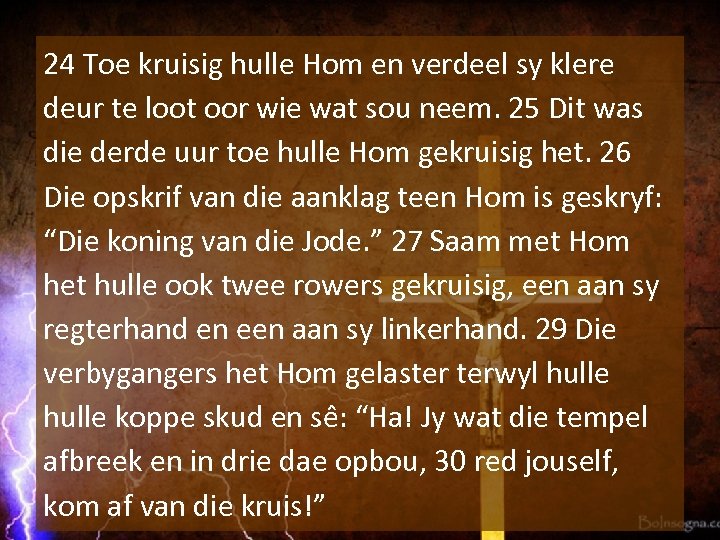 24 Toe kruisig hulle Hom en verdeel sy klere deur te loot oor wie