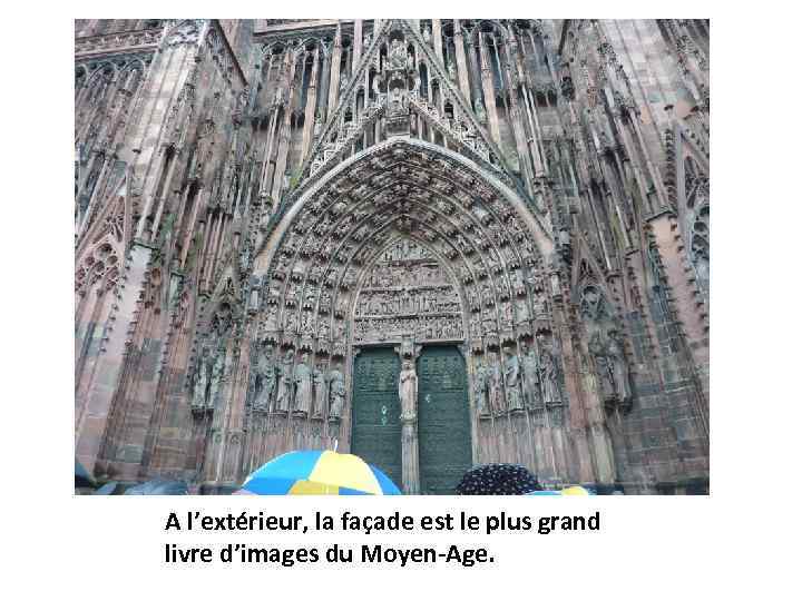 A l’extérieur, la façade est le plus grand livre d’images du Moyen-Age. 