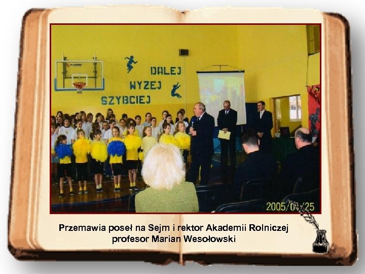 Przemawia poseł na Sejm i rektor Akademii Rolniczej profesor Marian Wesołowski 