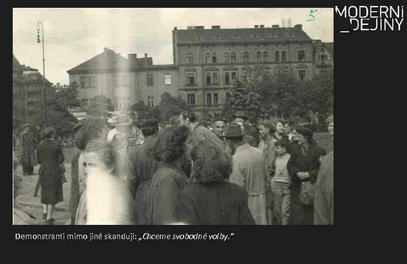 Demonstranti mimo jiné skandují: „Chceme svobodné volby. “ 