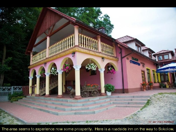 The area seems to experience now some prosperity. Here is a roadside inn on