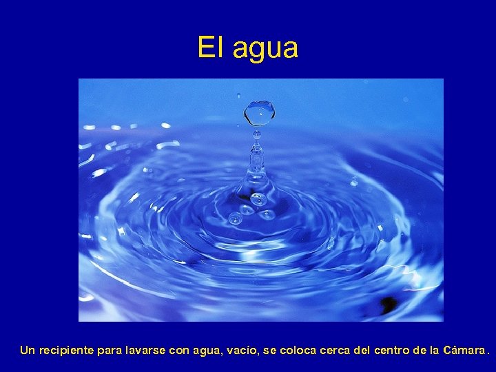 El agua Un recipiente para lavarse con agua, vacío, se coloca cerca del centro