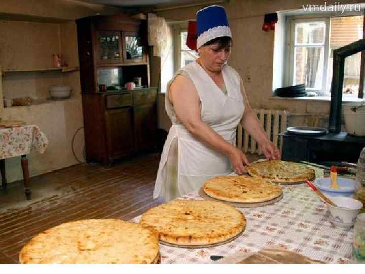 Pie woman. Осетинские женщины пекут пирог. Хозяйка с осетинским пирогом. Осетинская женщина с пирогами. Бабушка печет осетинские пироги.