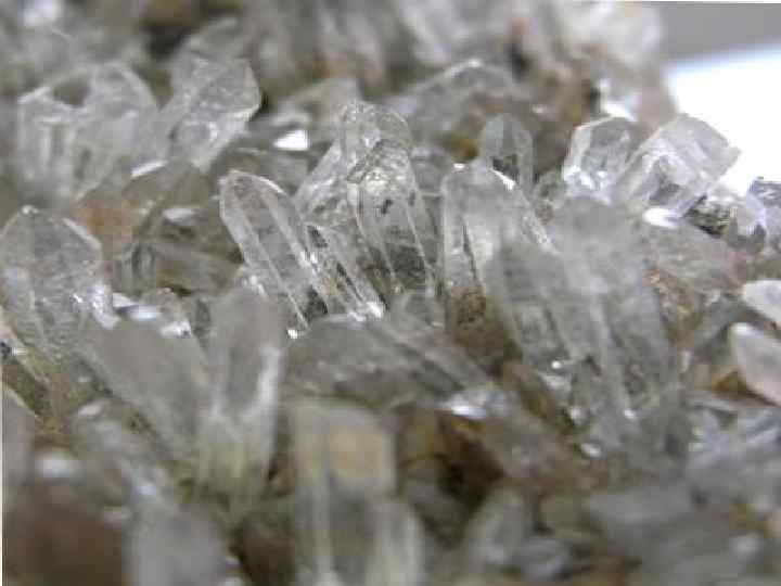 Кристаллы кварца, кальцита и других прозрачных веществ, пропускающих ультрафиолетовое и инфракрасное излучение, применяются для