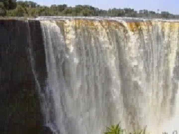 Достопримечательности: один из крупнейших в мире водопад Виктория (высота – 107 м, ширина –