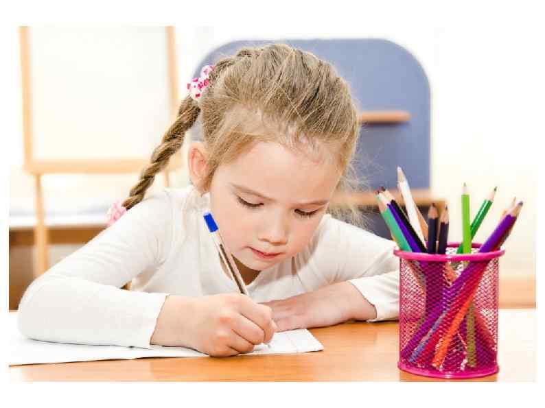 и крепит их скобками. 