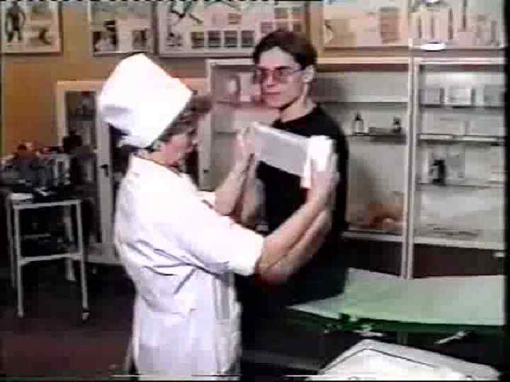 Повязка накладывается узким бинтом (5 см). 