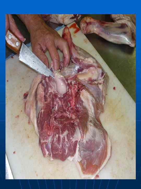 По пленкам отделяем верхний кусок тазобедренной части 