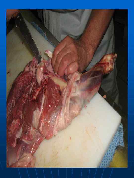 Отделяют боковую часть с коленным мыщелком 