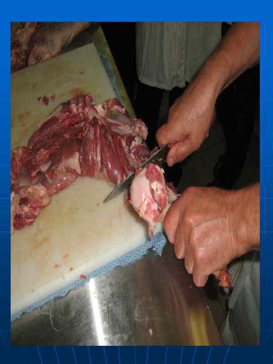 Обвалка шейной части идет по  контуру шейных позвонков 